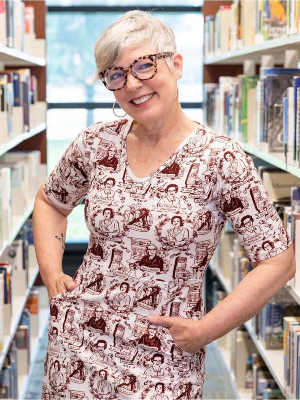 Svaha USA hidden figures Graphic V-Neck dress Tee in White & Burgundy - Picture 12 of 14